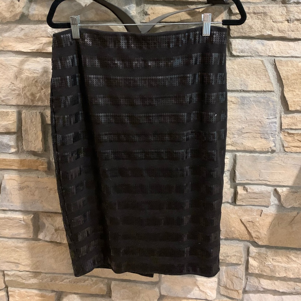 Black textured skirt